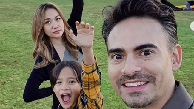 Aktor Ashraf Sinclair meninggal dunia, Andien dan netizen mencuitkan duka dan keterkejutan mereka.