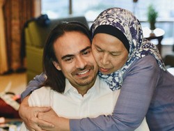 10 Momen Keakraban Ashraf Sinclair dan Ibunda yang Bikin Haru