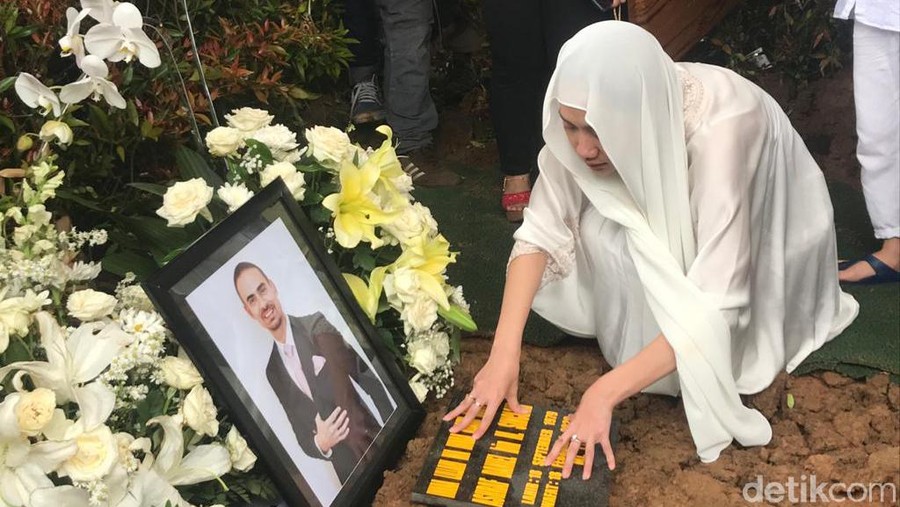 Bunga Citra Lestari Buka Suara Terkait Meninggalnya Ashraf Sinclair Bunga Citra Lestari buka suara terkait kematian Ashraf Sinclair.