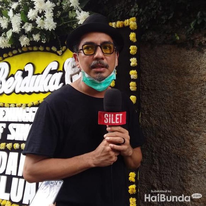 <p>Indra Birowo yang datang ke rumah duka juga terlihat terpukul dengan perginya sang rekan. (Foto: Asri Ediyati)</p>