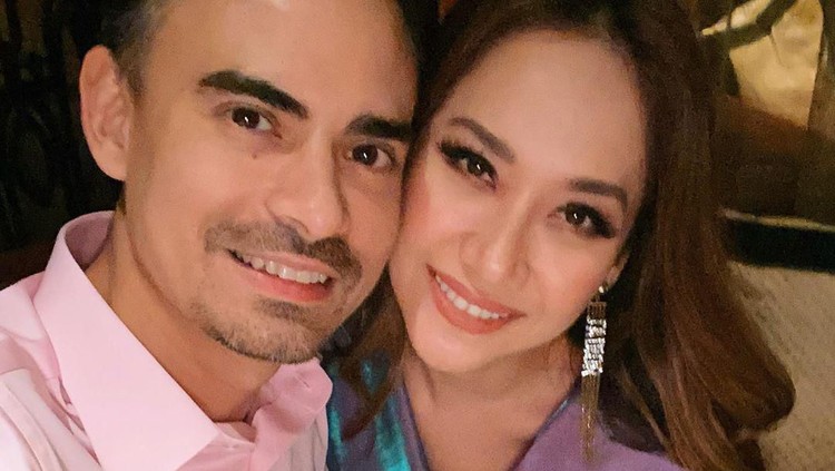 Deretan selebritas berikut begitu berduka atas meninggalnya Ashraf Sinclair. Mereka pun merefleksikan kejadian yang menimpa BCL itu pada keluarga masing-masing.