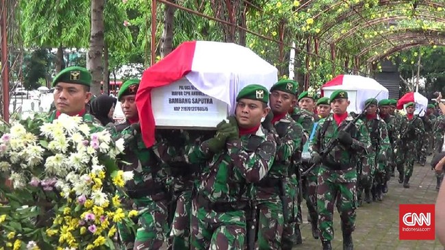 Empat jenazah kru Helikopter MI-17 dimakamkan di Taman Makam Pahlawan Giri Tunggal, Semarang. TNI menaikkan pangkat satu tingkat untuk empat anggota TNI itu.