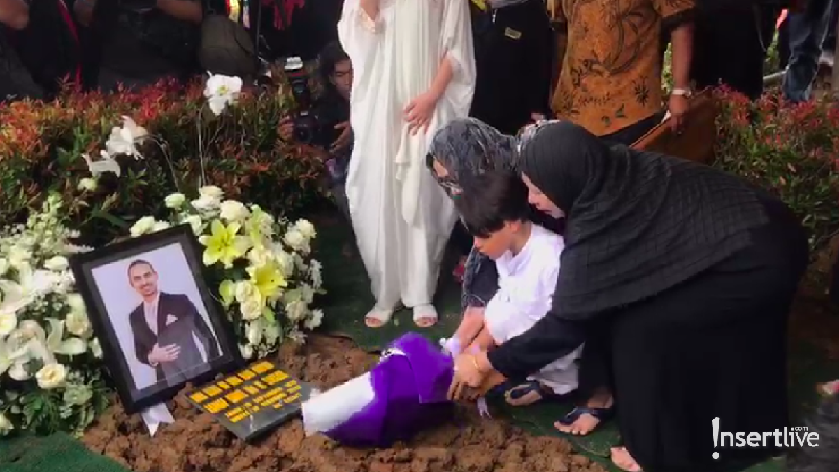 Tujuh potret duka BCL di pemakaman Ashraf Sinclair&period;