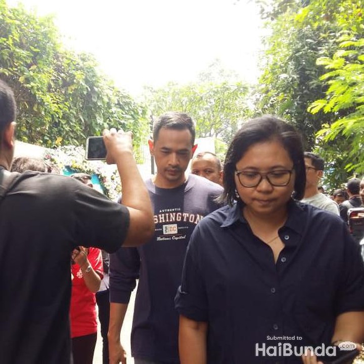 <p>Oka Antara juga datang mengunjungi rumah duka. (Foto: Asri Ediyati)</p>