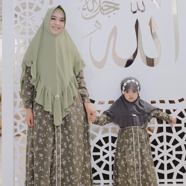 Ingin pergi ke pengajian bersama anak? Coba tampil serasi dengan si kecil. Gaya hijab syar’i a la Oki Setiana Dewi dengan pilihan gamis dan kerudung instan serupa. Pilihan khimar layering memang bisa menambah kesan stylish, Bun. (Foto: Instagram @okisetianadewi)