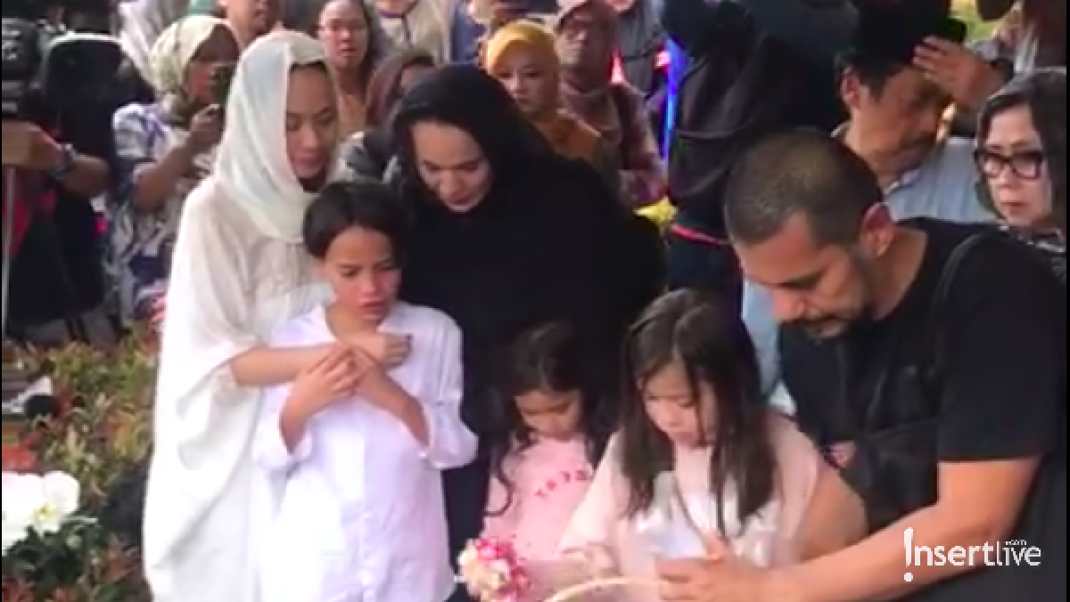 Tujuh potret duka BCL di pemakaman Ashraf Sinclair&period;