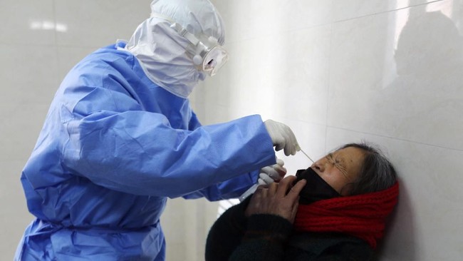 Lebih dari tiga juta orang di Qingdao, China mengikuti tes usap virus corona dalam dua hari terakhir setelah ditemukan kasus baru Covid-19.