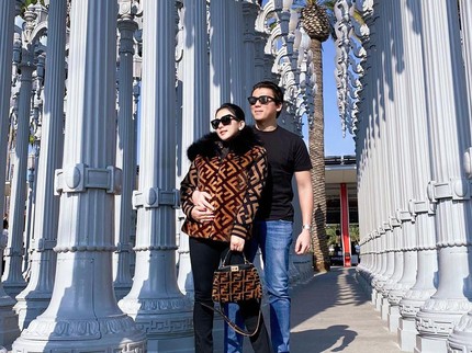 7 Foto Mesra Syahrini dan Reino Barack Saat Liburan di Jepang dan Amerika
