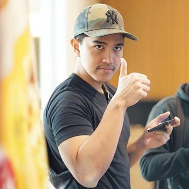 Kaesang Dikeluarkan dari Grup WA hingga Perut Seksi Wulan Guritno