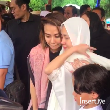 Senyum Tegar BCL di Pemakaman Ashraf Sinclair