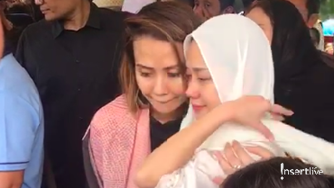 Senyum Tegar BCL di Pemakaman Ashraf Sinclair