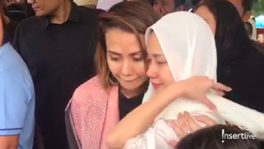 Dengan mata sembap, BCL menebar senyuman tegar di pemakaman suaminya, Ashraf Sinclair.