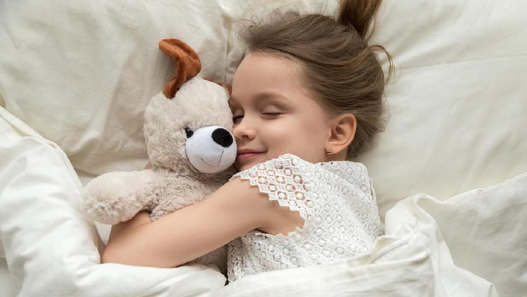 Sebuah penelitian menunjukkan, anak yang tidur di atas jam 9 malam lebih berisiko mengalami obesitas. Simak penjelasannya di sini, Bun.
