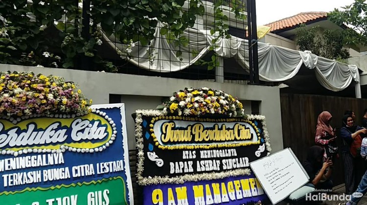 Pelayat Ashraf Sinclair diminta tak abadikan momen di rumah demi kebaikan putranya yang ditinggalkan, Noah Sinclair. Hal ini diungkap oleh Adrie Subono.