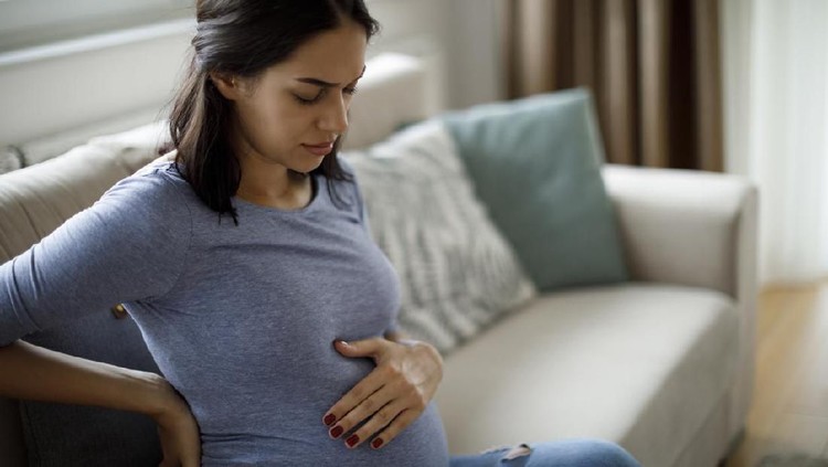 hamil Young pregnant woman suffering from backache