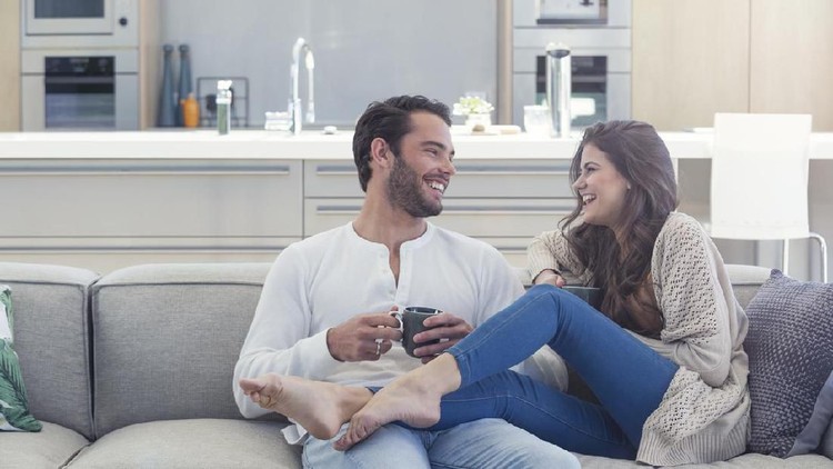 Bosan bercinta di tempat tidur bisa diatasi dengan mudah kok, Bun. Coba ajak Ayah bertualang seru di atas sofa yuk, tak kalah seru lho.