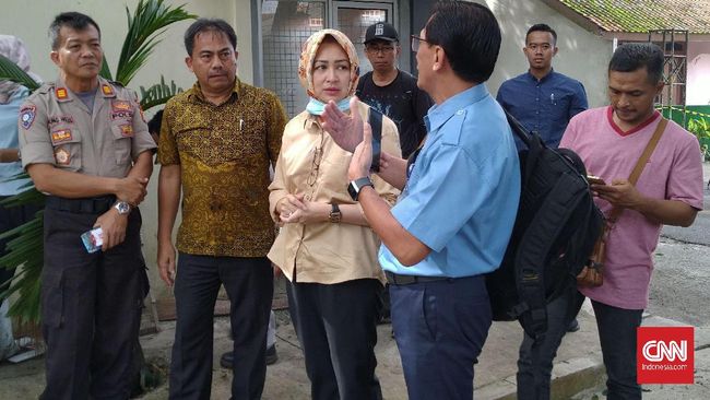 Radioaktif Perumahan, Airin Tunggu Penjelasan Pihak Berwenang Wali Kota Tangsel Airin Rachmi Diany berharap tidak ada kabar simpang siur soal radiasi di Perumahan Batan Indah yang bisa memicu kekhawatiran di warga.