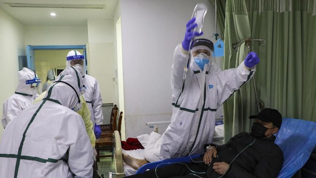Kantor Kesehatan Pelabuhan Kelas I Denpasar, Bali, mengirim seorang WNA ke RS Mangusada untuk diisolasi setelah WNA tersebut menjalani pemindaian suhu tubuh.