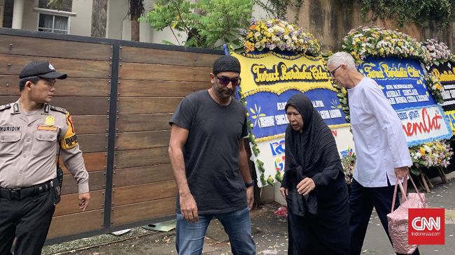 Orang tua Ashraf Sinclair terlihat tiba di rumah duka, Selasa (18/2) siang. Keduanya berjalan dengan kepala tertunduk dan tidak bicara sepatah kata pun.