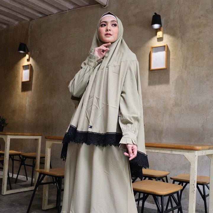Mungkin penampilan selebriti Richa Iskak ini bisa menjadi inspirasi Bunda saat ke pengajian. Ia memakai gamis wudhu friendly. Selain itu, gaya hijab syar’i seperti Richa Iskak juga bisa langsung dipakai salat tanpa mukena, Bun. (Foto: Instagram @richaiskak)