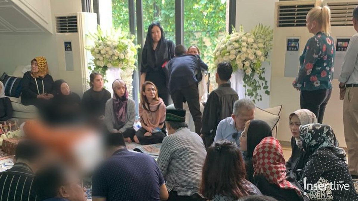 Suasana rumah duka suami Bunga Citra Lestari&comma; Ashraf Sinclair yang meninggal dunia akibat serangan jantung&comma; Selasa &lpar;18&sol;2&rpar;&period;