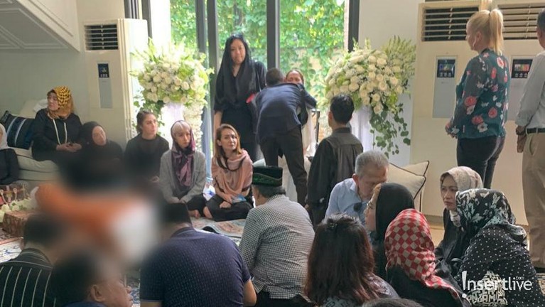 7 Potret Suasana Rumah Duka Ashraf Sinclair Suasana rumah duka suami Bunga Citra Lestari, Ashraf Sinclair yang meninggal dunia akibat serangan jantung, Selasa (18/2).