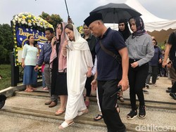 BCL Selalu Pegang Tasbih Hitam Saat Dampingi Jenazah Ashraf Sinclair