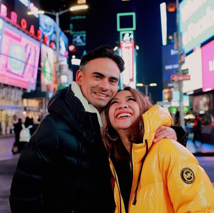<p>Senyum Ashraf dan BCL begitu bahagia dalam foto ini ya, Bunda. (Foto: Instagram @bclsinclair)   </p>