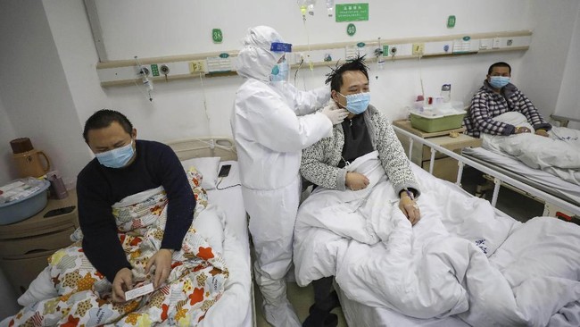 Pemerintah China menolak tuduhan menyembunyikan data kasus virus corona, dan menuduh AS ingin mencari kambing hitam.