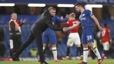 FOTO: VAR Bantu MU Kalahkan Chelsea Dua gol Chelsea dianulir wasit setelah melihat VAR saat takluk 0-2 dari Manchester United pada laga Liga Inggris di Stamford Bridge, Senin (17/2).
