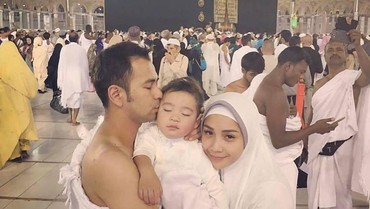 Raffi Ahmad Peluk Nagita Slavina Saat Berdoa di Depan Ka'bah