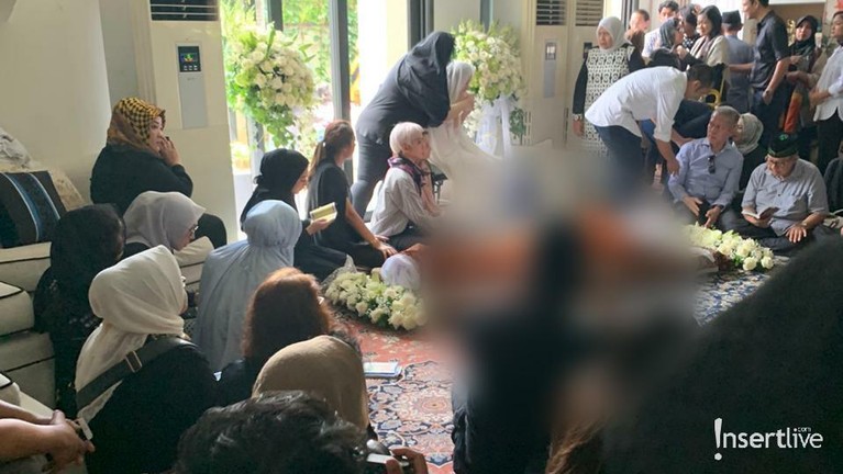 Suasana rumah duka suami Bunga Citra Lestari, Ashraf Sinclair yang meninggal dunia akibat serangan jantung, Selasa (18/2).