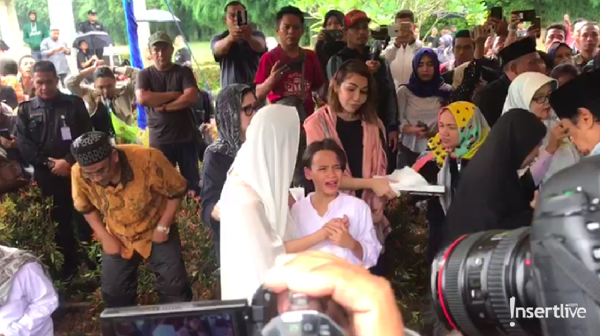 Tujuh potret duka BCL di pemakaman Ashraf Sinclair&period;