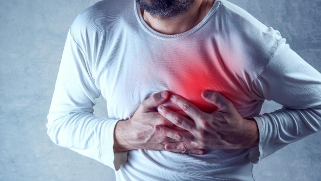 Gejala awal sakit ini secara umum adalah nyeri di dada yang menjadi ciri sakit jantung koroner, juga mudah merasa lelah, misalnya saat berjalan naik tangga.