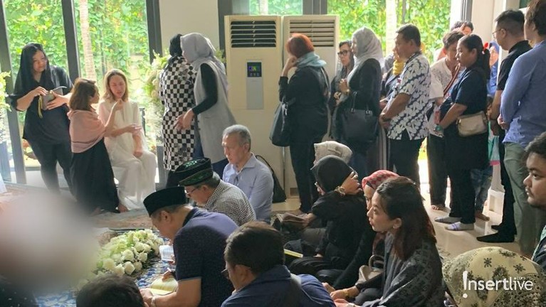 Suasana rumah duka suami Bunga Citra Lestari, Ashraf Sinclair yang meninggal dunia akibat serangan jantung, Selasa (18/2).