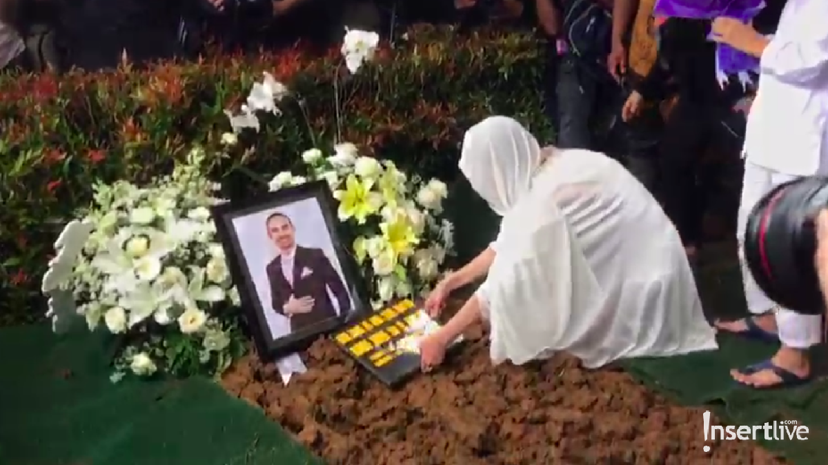 Tujuh potret duka BCL di pemakaman Ashraf Sinclair&period;