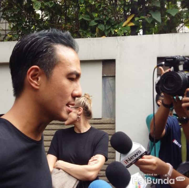 <p>Salah satunya, Daniel Mananta yang datang bersama istrinya. Foto: Asri Ediyati</p>