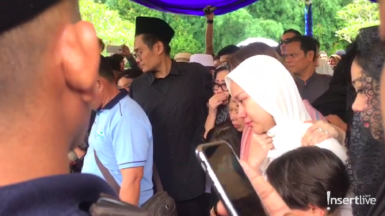 Tujuh potret duka BCL di pemakaman Ashraf Sinclair.