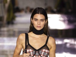 Foto Seksi Kendall Jenner di Iklan Lingerie Bikin Insecure, Ini Tanggapannya