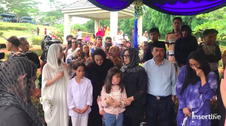 7 Duka BCL di Pemakaman Ashraf Sinclair Tujuh potret duka BCL di pemakaman Ashraf Sinclair.