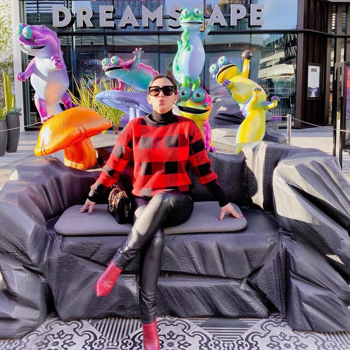 <p>Setelah dari Jepang, Syahrini dan Reino Barack bertandang ke Amerika Serikat. Syahrini berpose di depan instalasi seni yang berada di area pedestrian. (Foto: Instagram @princesssyahrini)</p>