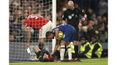 FOTO: VAR Bantu MU Kalahkan Chelsea Dua gol Chelsea dianulir wasit setelah melihat VAR saat takluk 0-2 dari Manchester United pada laga Liga Inggris di Stamford Bridge, Senin (17/2).