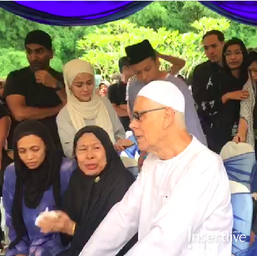 Keluarga Histeris Dengar Pidato Ayah Ashraf Sinclair di Pemakaman