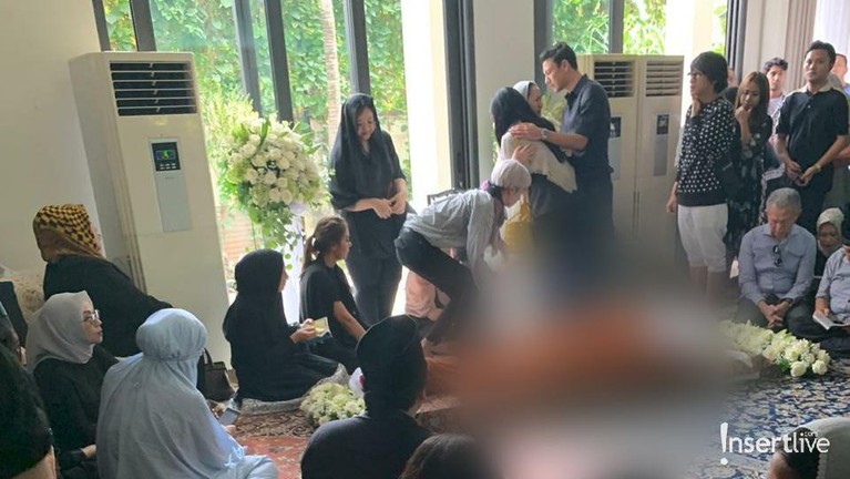 Suasana rumah duka suami Bunga Citra Lestari, Ashraf Sinclair yang meninggal dunia akibat serangan jantung, Selasa (18/2).