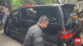 Jenazah Ashraf Sinclair Diberangkatkan dari Rumah Duka