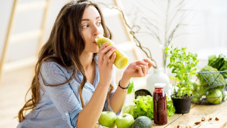Selain untuk kesehatan tubuh, Bunda bisa melindungi kulit wajah lebih baik lagi dengan mengonsumsi smoothie buah-buahan berikut ini. Apa saja bahannya?