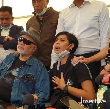 Tangisan Karen Pooroe Saat Makam Anak Dibongkar untuk Diautopsi