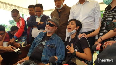 Tangisan Karen Pooroe Saat Makam Anak Dibongkar untuk Diautopsi