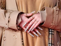 Krisis Corona, Pabrik Trench Coat Burberry Kini Produksi Baju Medis