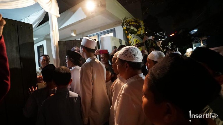 7 Potret Suasana Tahlilan Meninggalnya Ashraf Sinclair Begini tujuh potret suasana tahlilan meninggalnya Ashraf Sinclair.